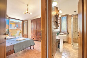 Chuveiro, bidê, toalhas de banho, sabonete