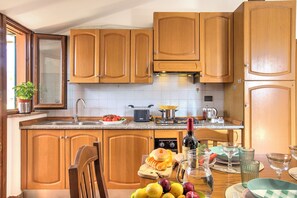 Standardlejlighed - 1 soveværelse (Chianti Wine Site Apt Private Balcony) | Privat køkken | Køleskab, ovn, kogeplade, kaffe-/temaskine