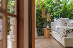 1 habitación, tabla de planchar con plancha y ropa de cama