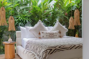 1 habitación, tabla de planchar con plancha y ropa de cama