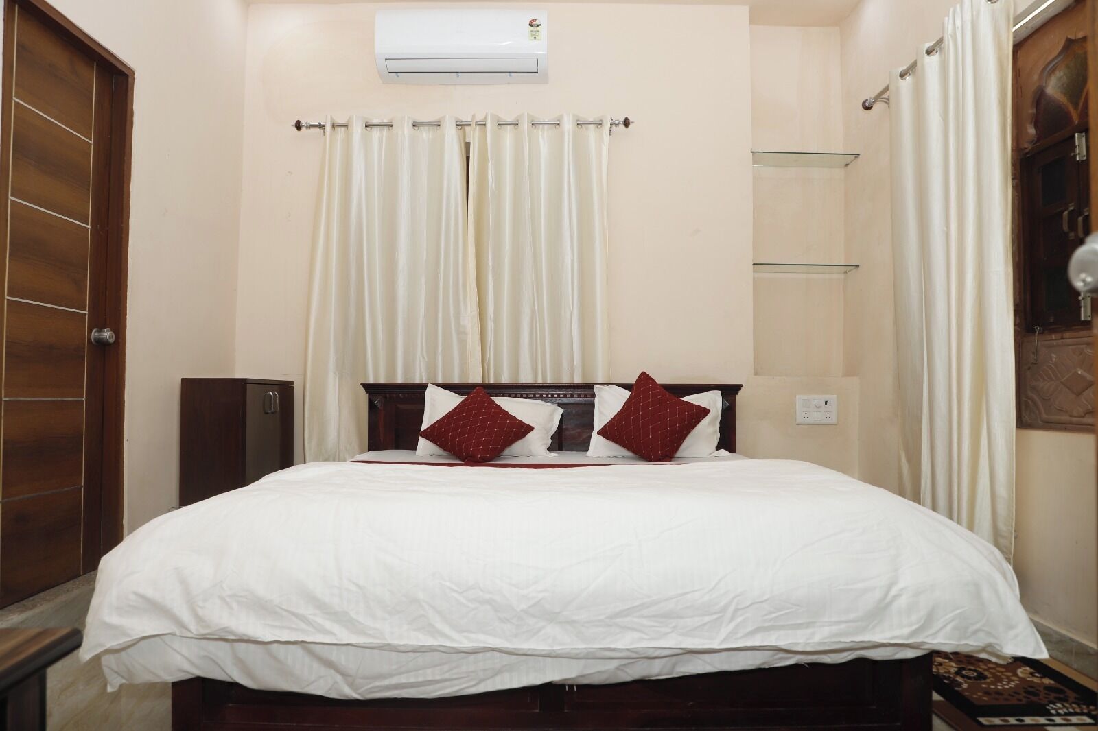 غرفة مزدوجة بتجهيزات أساسية - منظر للحديقة | واي فاي مجانًا