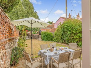 Outdoor dining - 4 bedroom accommodation in South Creake, near Fakenham (South Creake, near Fakenham)