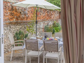 Outdoor dining - 4 bedroom accommodation in South Creake, near Fakenham (South Creake, near Fakenham)