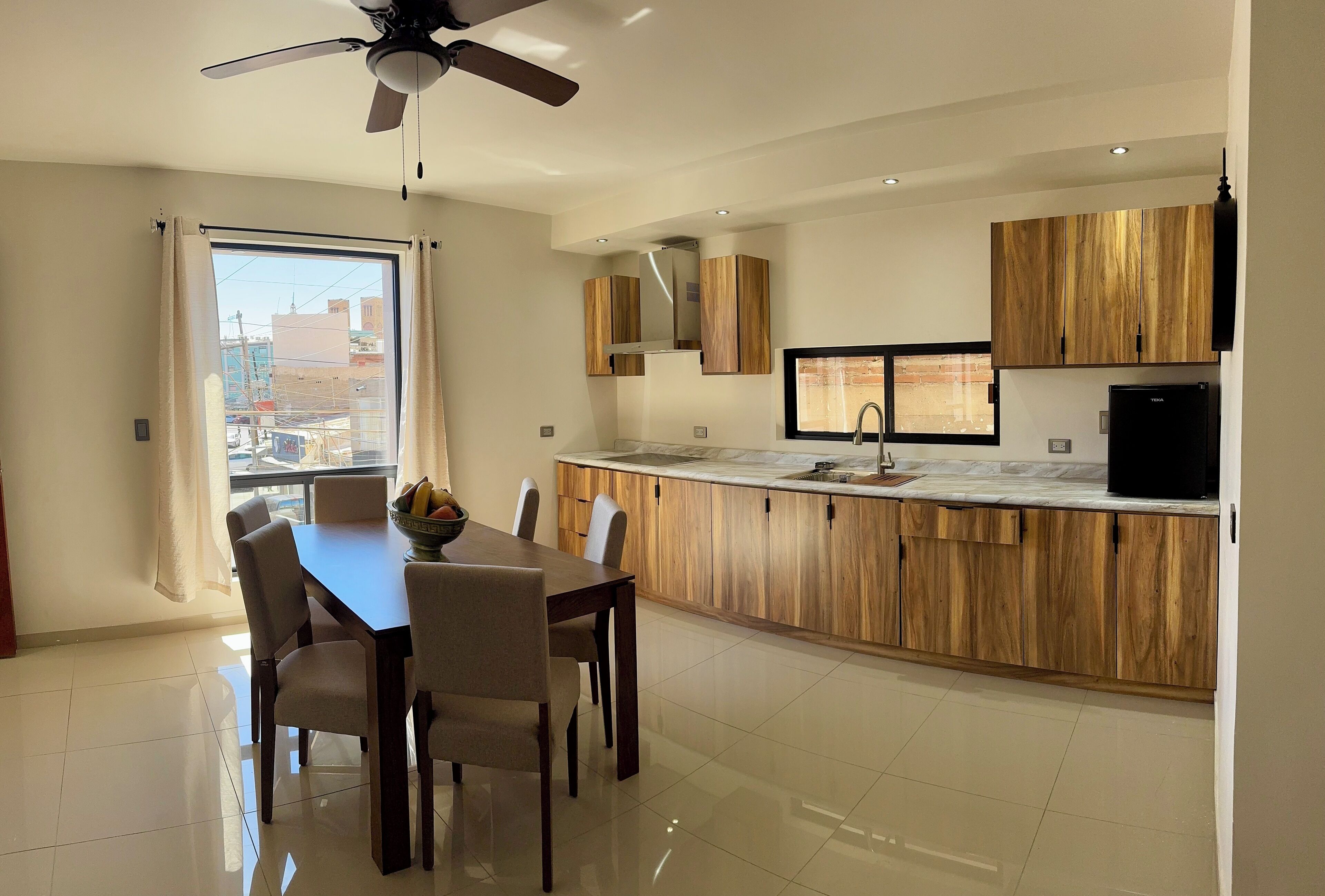 Apartemen Comfort, pemandangan kota | Dapur pribadi