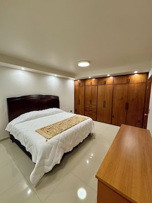 Căn hộ tiện nghi đơn giản, quang cảnh thành phố | Bàn ủi/dụng cụ ủi quần áo, truy cập Internet không dây miễn phí 