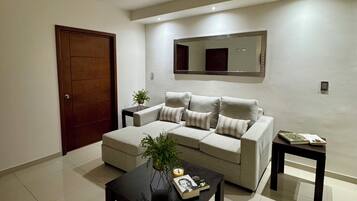 Departamento Confort, vista a la ciudad | Área de sala de estar