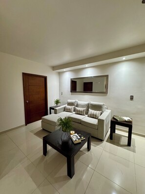 Căn hộ tiện nghi đơn giản, quang cảnh thành phố | Khu phòng khách