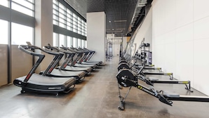 A gym with treadmills and rowing machines, large windows, and a high ceiling. - w Luxurious 1BR w/ Amazing View in Cuauhtémoc (Mexico City)