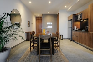 Una cocina moderna con armarios de madera, un microondas y un refrigerador.