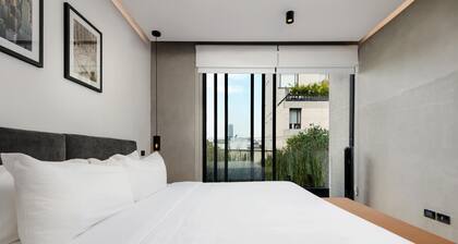 w Deluxe 1BR With Elegant Balcony in Roma Nte