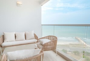 A balcony with wicker furniture and a view of the ocean. - w Remarkable 1BR w Ocean View in Crespo (Cartagena)