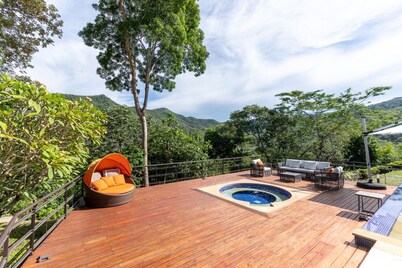 w Glowing 4BR Villa w Pool at Mesa de Yeguas