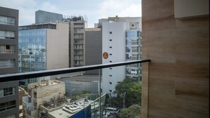Un immeuble de grande hauteur, dont la façade est ornée d’un logo circulaire bien visible, et qui est entouré d’autres bâtiments modernes.