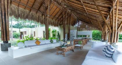 w Amazing 4BR Villa w Pool at Mesa de Yeguas