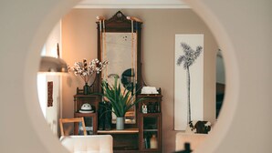 A cozy living room with a large mirror, a plant, and a bookshelf. - w Suite in Casa Wynwood Miraflores (Lima)