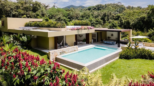 A modern house with a swimming pool, outdoor seating, and lush greenery. - w Mind-blowing 4BR Villa w Pool at Mesa de Yeguas (Anapoima)