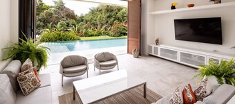 w Mind-blowing 4BR Villa w Pool at Mesa de Yeguas