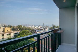 Apartment | 2 bedrooms, Internet - w Amazing 2BR w Balcony in San Isidro (Lima)