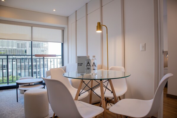 2 bedrooms, Internet - w Amazing 2BR w Balcony in San Isidro (Lima)