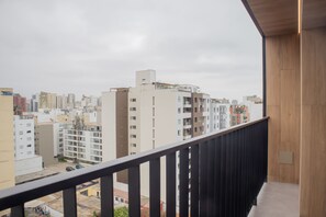 House | 3 bedrooms, Internet - w Amazing 3BR w Balcony in Miraflores (Lima)