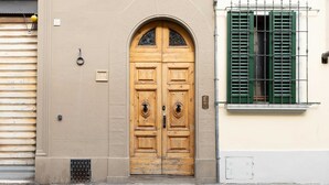 Una doppia porta in legno con un piccolo oblò sopra.