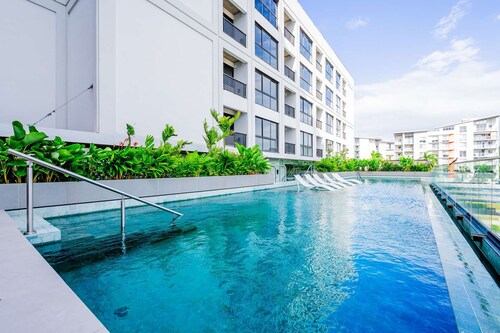 w Sophisticated 1BR w Great Deco in Centriqo