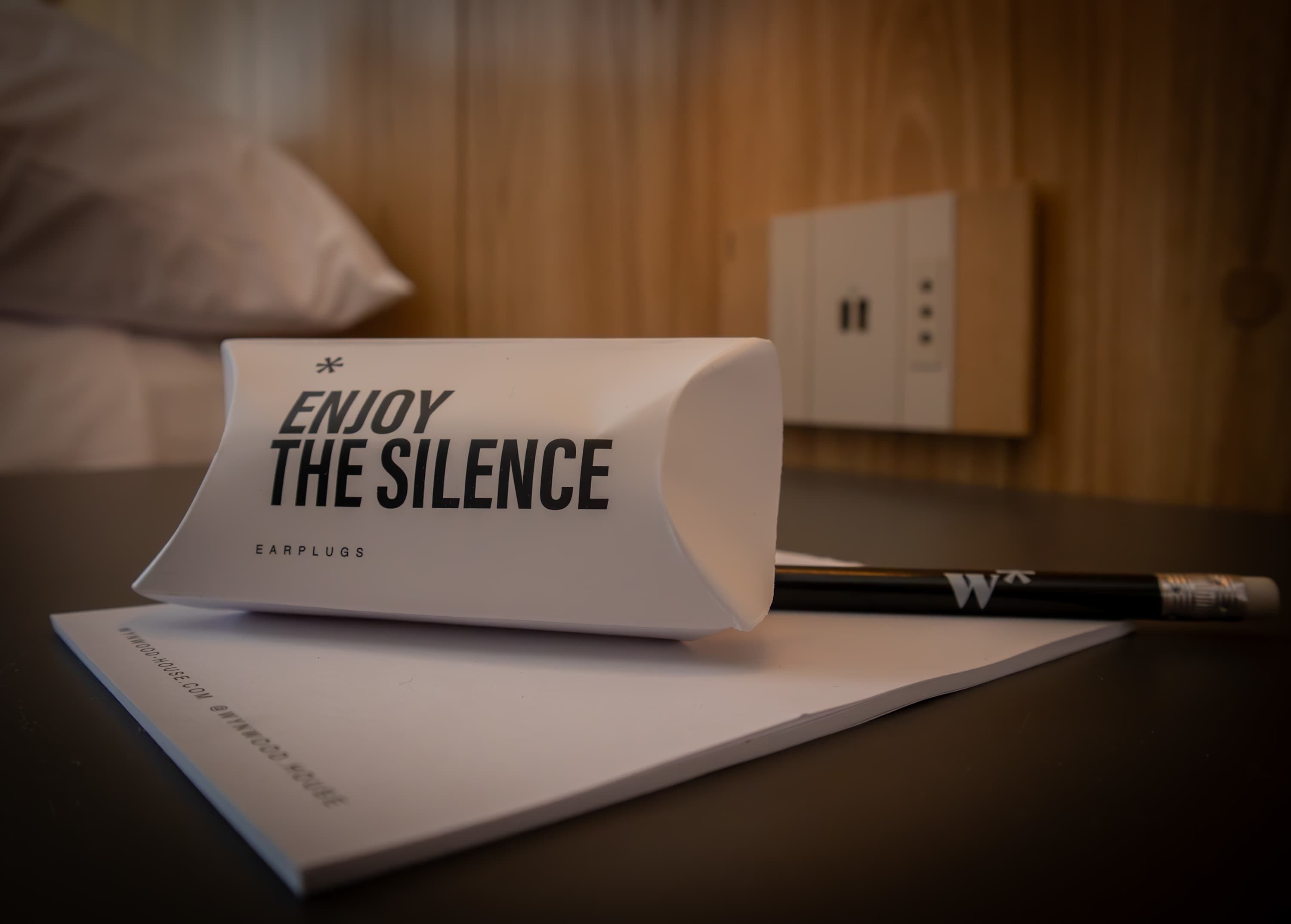 Un letrero blanco con el texto 