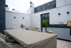 A modern room with a large bed, a small table, a bench, and a view of the sky. - w Distinctive 1BR w Balcony in Barranco (Lima)