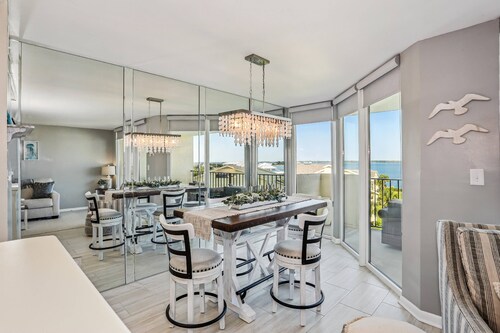 Lazy Dolphin - Beautifully Updated, Convenient Condo with Huge Community Pool & Tennis Court