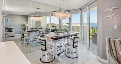 Lazy Dolphin - Beautifully Updated, Convenient Condo with Huge Community Pool & Tennis Court