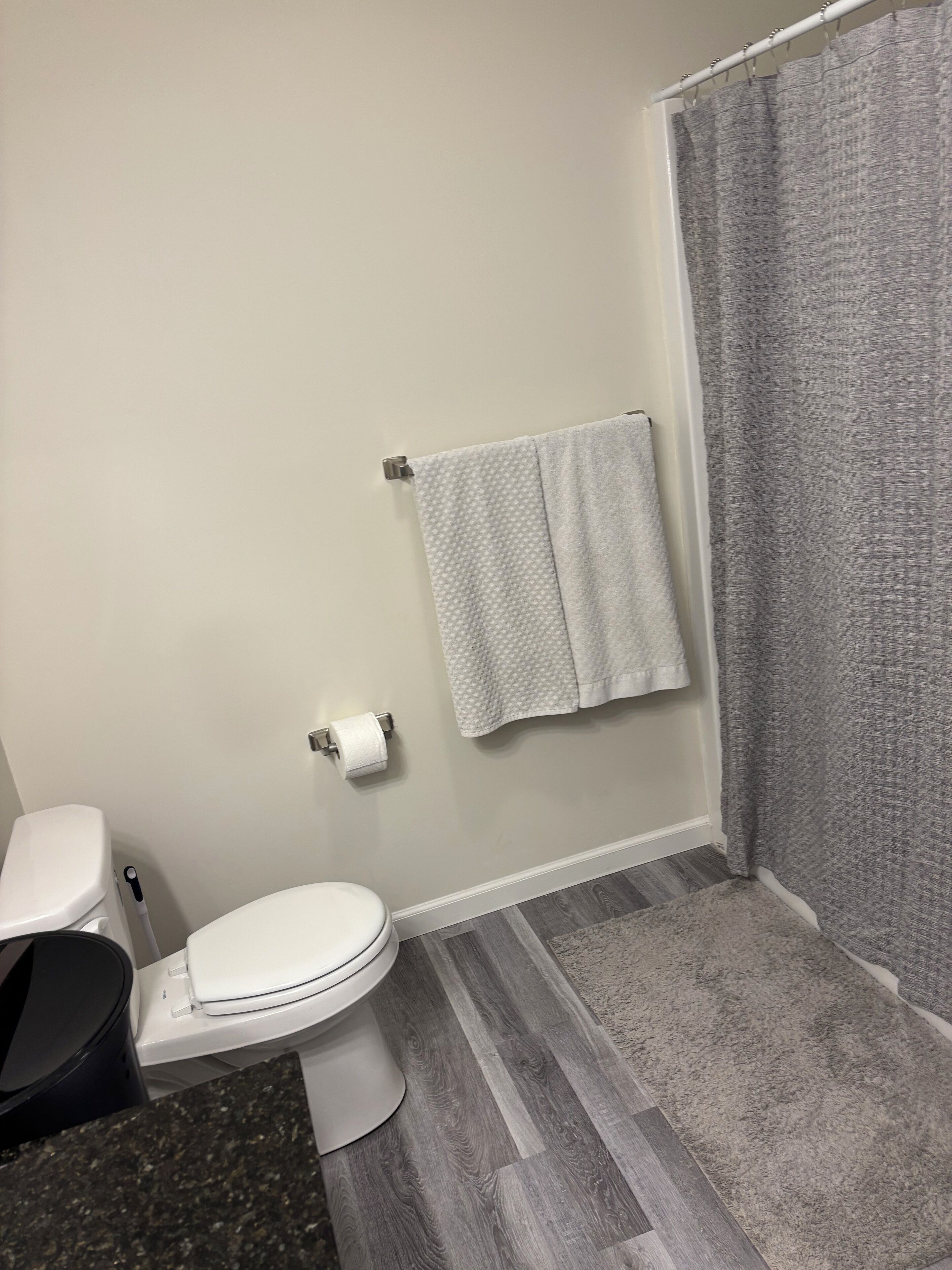 Dusj, hårføner, håndklær og såpe