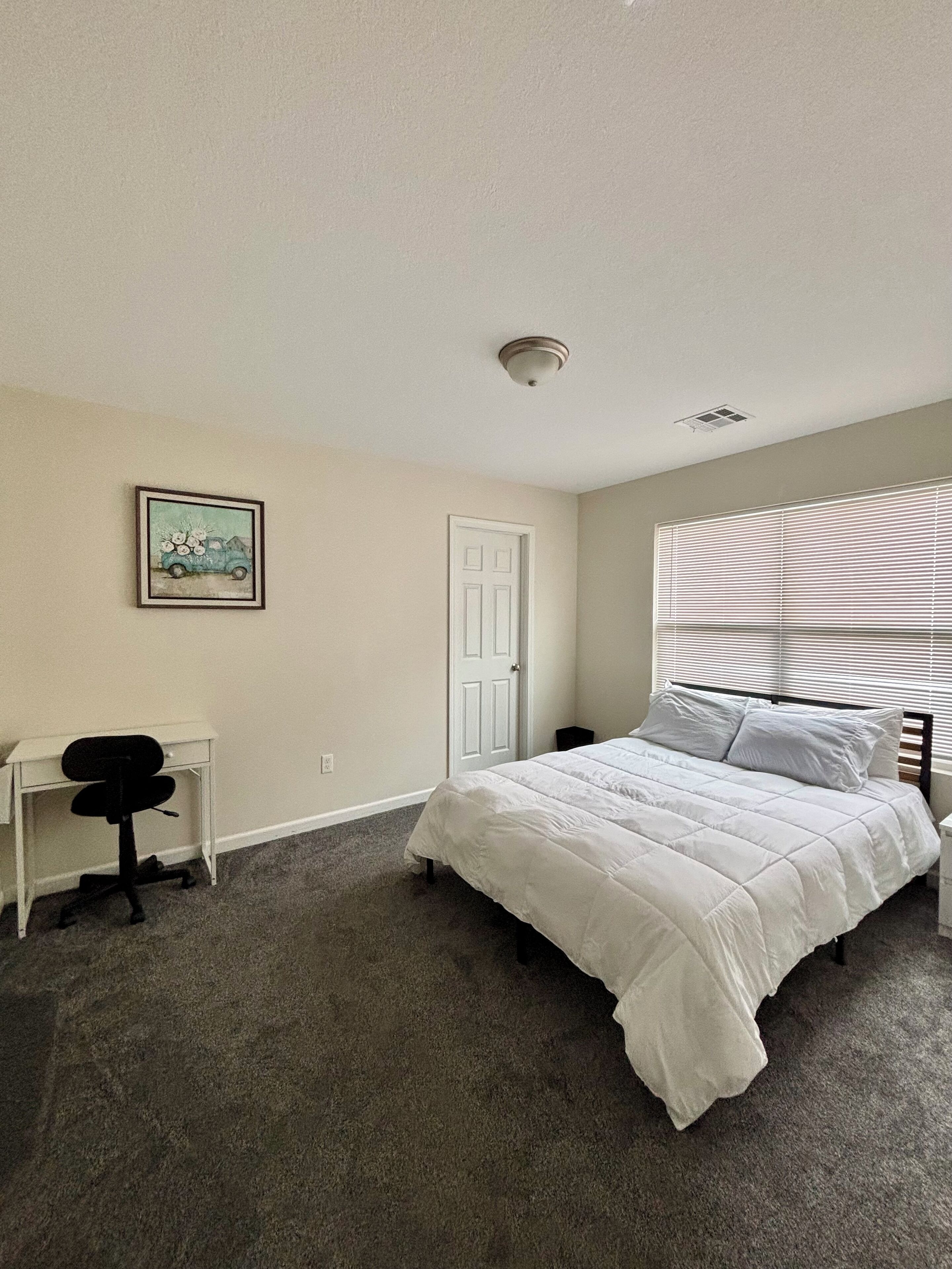 3 soverom, skrivebord, strykejern/-brett og wi-fi (inkludert)