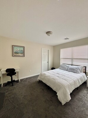 3 soverom, skrivebord, strykejern/-brett og wi-fi (inkludert)