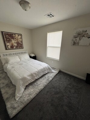 3 bedrooms, desk, iron/ironing board, free WiFi