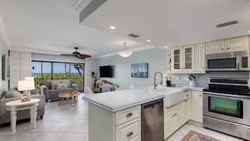 Een koelkast, een magnetron, een oven, een kookplaat