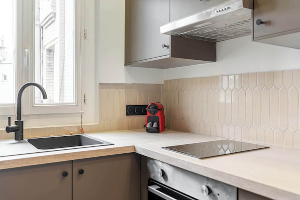 Cafetera y tetera, refrigerador, microondas y horno 
