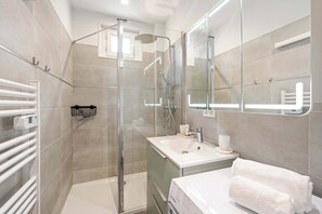 Shower, hair dryer, towels