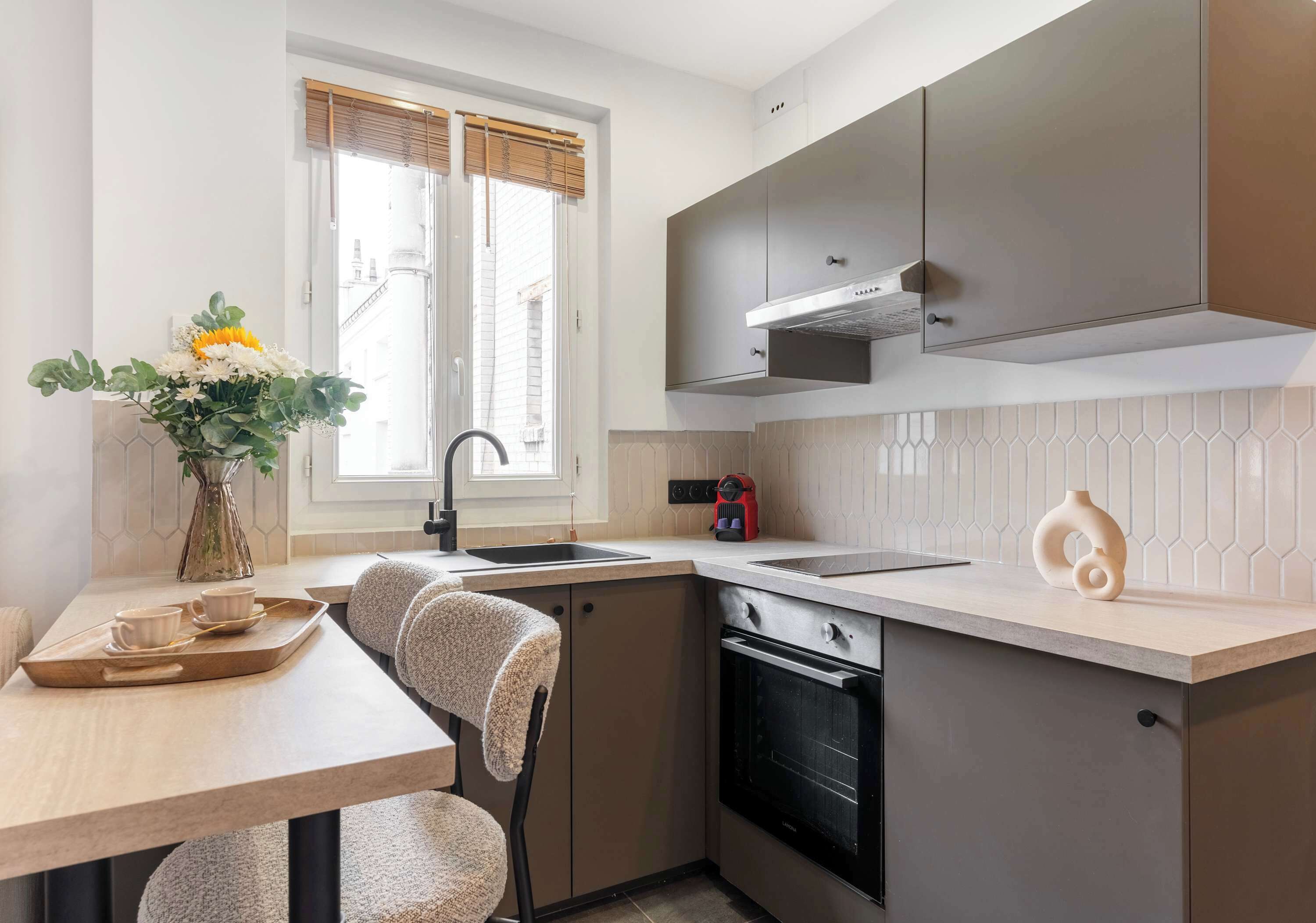 Coffee/tea maker, fridge, microwave, oven