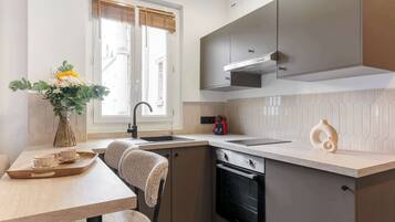 Coffee/tea maker, fridge, microwave, oven