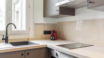 Kühlschrank, Mikrowelle, Ofen, Herdplatte