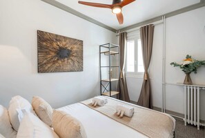 1 chambre, bureau, fer et planche à repasser, lit parapluie