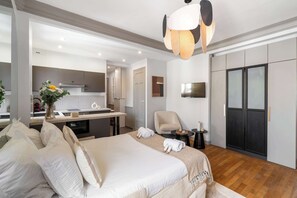 1 habitación, escritorio, tabla de planchar con plancha y cuna de viaje 