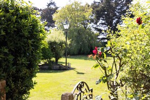 Property grounds - Historic Railway Home - Selsey Seafront (Selsey)