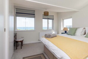 3 bedrooms, iron/ironing board, travel crib, WiFi - Historic Railway Home - Selsey Seafront (Selsey)