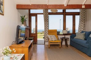 TV, fireplace, offices - Historic Railway Home - Selsey Seafront (Selsey)