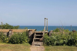 Property grounds - Historic Railway Home - Selsey Seafront (Selsey)