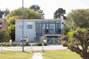 Exterior - Historic Railway Home - Selsey Seafront (Selsey)