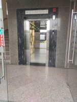 Entrada de ascensor con un letrero que dice 'WELCOME'.