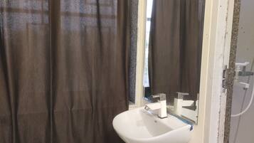 Deluxe Room, City View | Bathroom