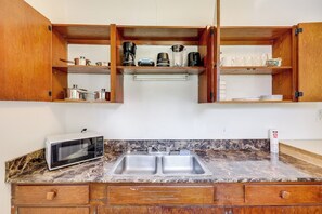 Refrigerador, microondas, parrilla de estufa y cafetera y tetera 